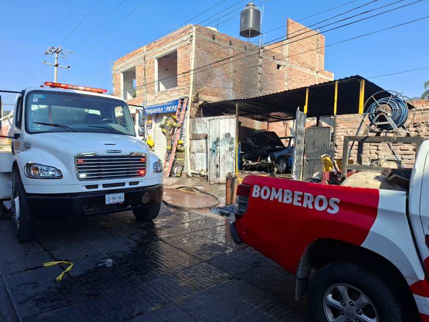 Incendio arrasa taller de laminado en&nbsp;Tlajomulco.