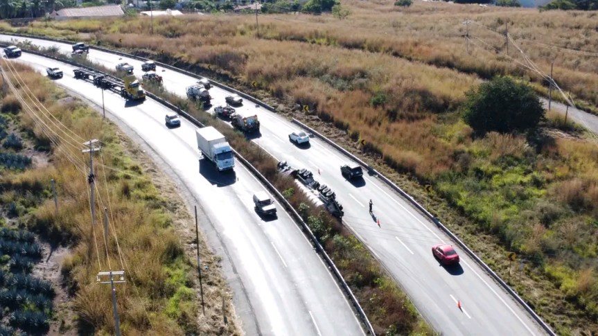 Reabren la carretera Guadalajara–Colima tras volcadura e incendio de&nbsp;pipa.