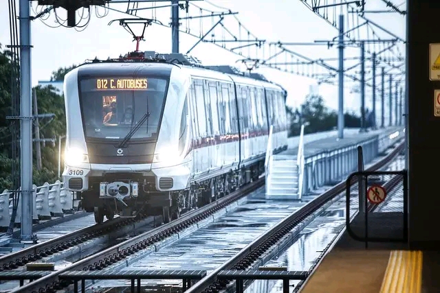 Es arrollado por Tren Ligero y sufre amputación de&nbsp;manos.