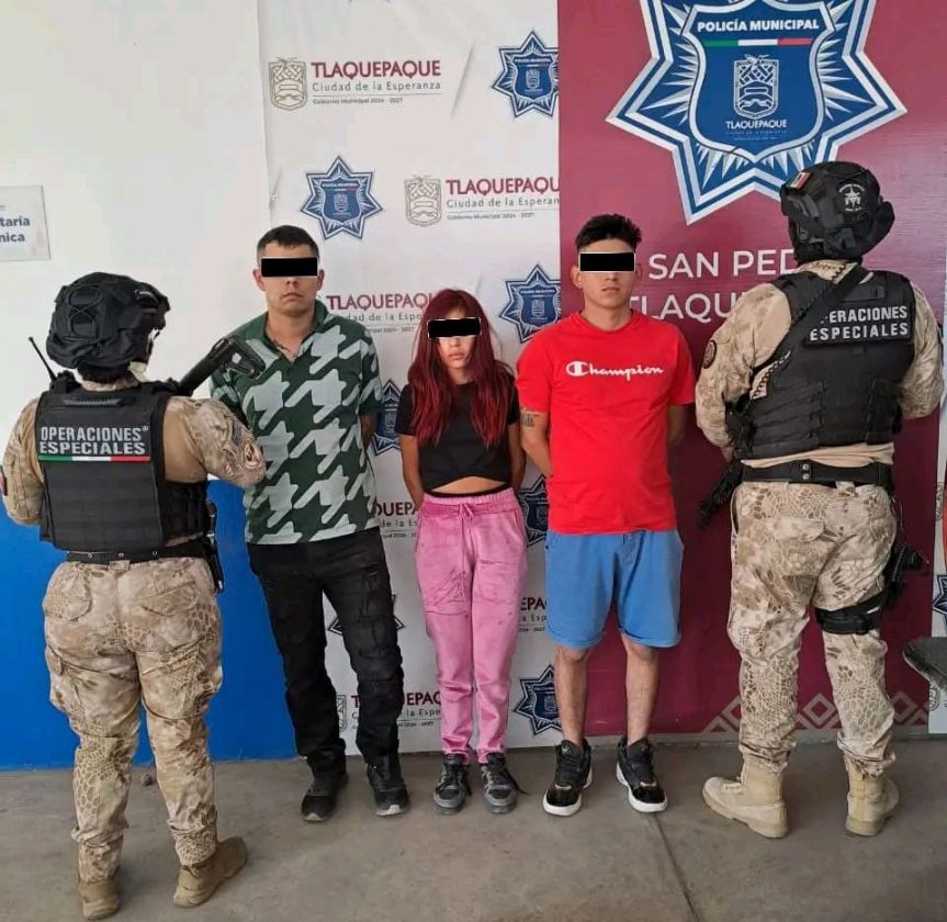 Caen tres y aseguran vehículo robado a mano&nbsp;armada.