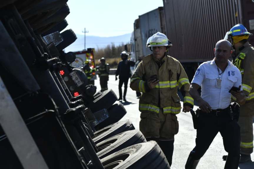 Volcadura de pipa genera tráfico en la carretera Guadalajara–Colima.