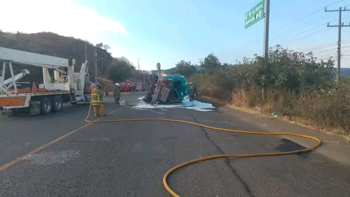 Vuelca pipa con 31 mil litros de&nbsp;diésel.