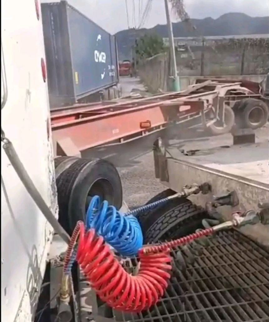 Choque dos tráileres obstruye carretera Manzanillo-Armería.