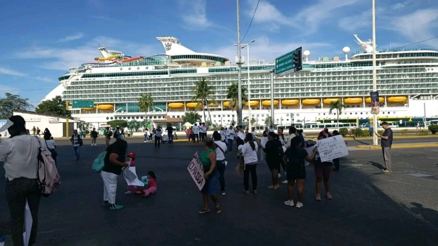 Manifestantes cierran la principal avenida de Puerto&nbsp;Vallarta.