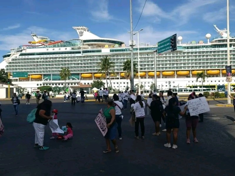 Manifestantes cierran la principal avenida de Puerto&nbsp;Vallarta.