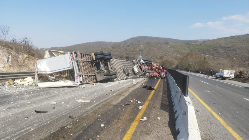 Cierran autopista Gdl-Colima en km 67 por&nbsp;volcadura.