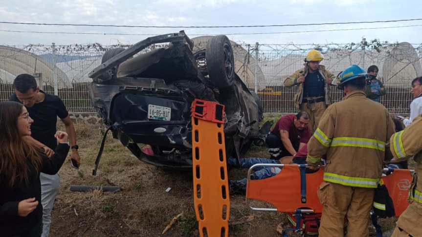 Volcadura en la carretera Morelia-Guadalajara deja tres&nbsp;lesionados.