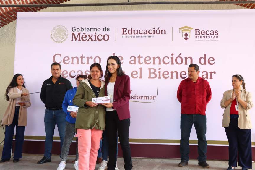 Entregadan becas «Rita Cetina» en&nbsp;Tlaquepaque.