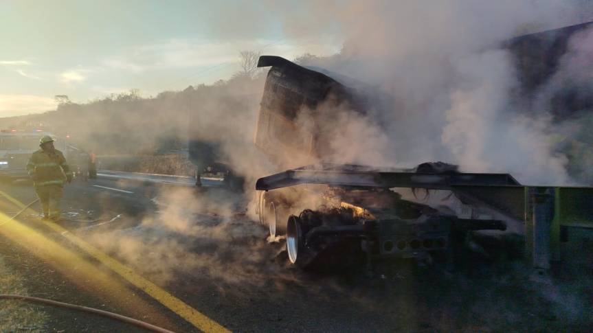 Incendio consume tractocamión en la autopista Guadalajara-Ocotlán.