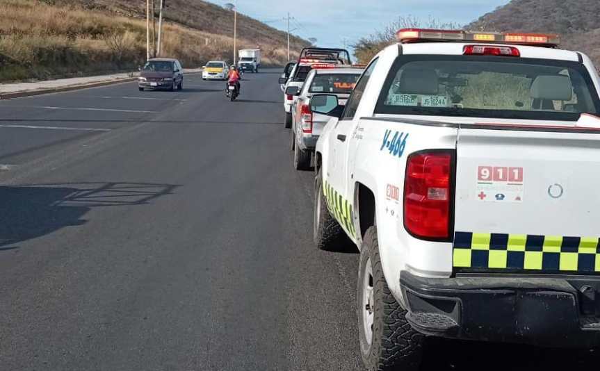 Unidad policial sufre accidente al chocar con una&nbsp;vaca.