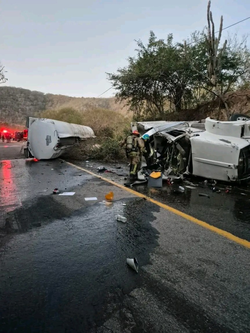 Cierre total de Carretera por volcadura de pipa con&nbsp;combustible.