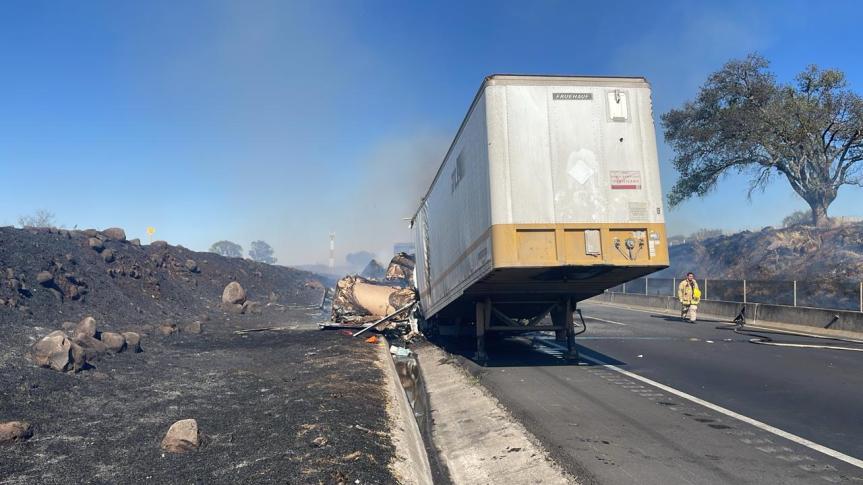 Trailer con Rollos de Cartón se&nbsp;Incendia.