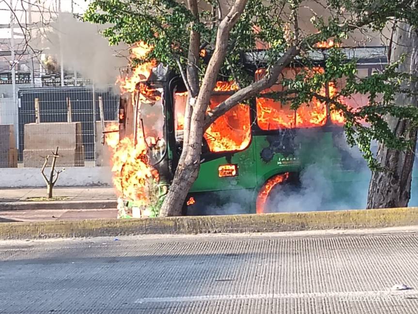 Guadalajara amanece con bloqueos por quema de&nbsp;automotores.