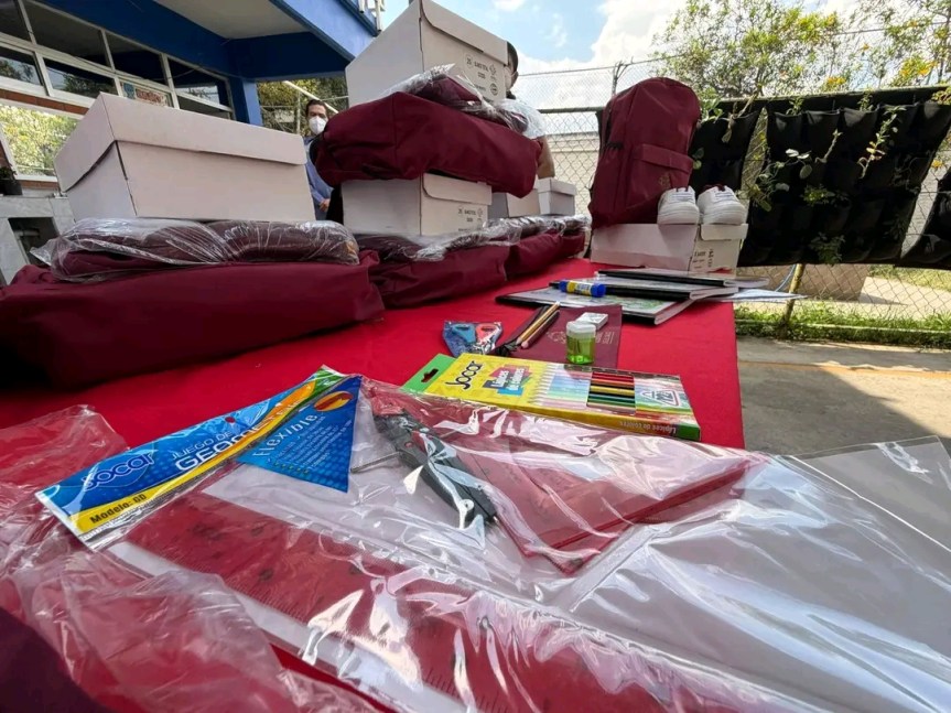 Entregan útiles escolares.