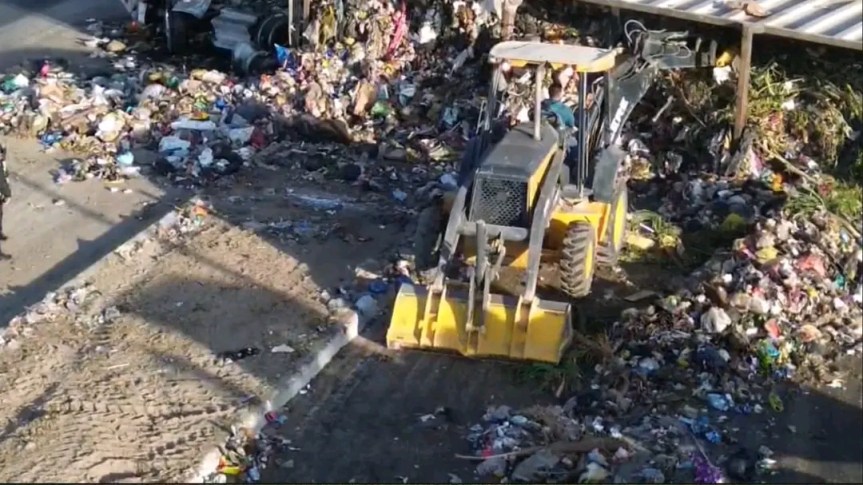 Tráiler con basura volca en&nbsp;Periférico.