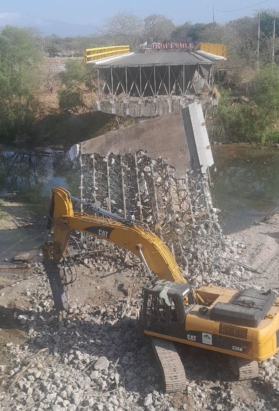 Explosión en demolición de un puente causa un muerto y un&nbsp;lesionado.