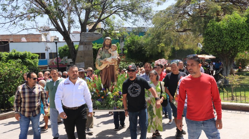 Rinden homenaje a artesanos en su&nbsp;día.